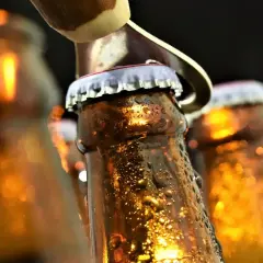 Kapsel piwa jest otwierany. Zastanawiasz się, ile gramów alkoholu ma piwo?