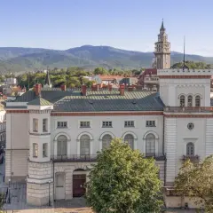 Widok na rynek w Bielsku-Białej z górującym nad nim Zamkiem Sułkowskich i wieżą ratuszową.