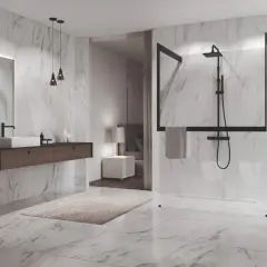 Salle de bain moderne avec murs et sol en marbre. Une douche à l'italienne avec paroi en verre et robinetterie noire. Faut il carreler toute la salle de bain?