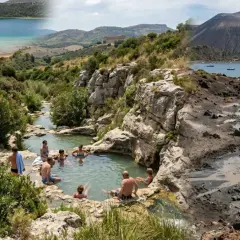Bagno termale naturale tra rocce e vegetazione rigogliosa, con vista su un lago turchese e un vulcano fumante. Un angolo di paradiso nei giardini Sicilia.