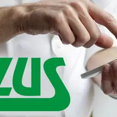 Dłonie korzystają z telefonu, na ekranie widnieje logo ZUS. Możliwe, że sprawdzają informacje o rencie socjalnej.