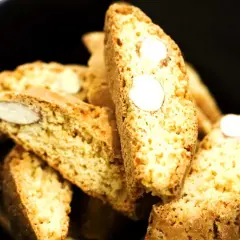 En hög med krispiga italienska mandelskorpor, perfekta att doppa i kaffe.