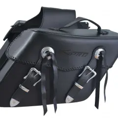 Coppia di borse moto custom usate in pelle nera, con fibbie cromate e dettagli artigianali. Perfette per dare un tocco unico alla tua moto.