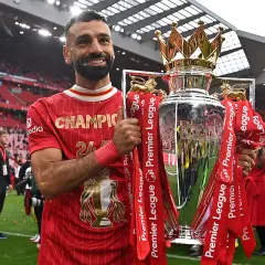 Piłkarz Liverpoolu, król strzelców Premier League, z pucharem mistrzowskim.
