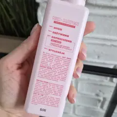 Różowy spray do włosów SALT WAVE dodaje objętości i tekstury, zapewniając naturalny efekt.
