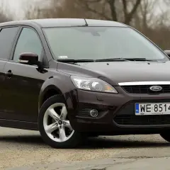 Ciemnobrązowy Ford Focus 1.8 TDCI kombi stoi na drodze.