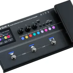 Czarny procesor gitarowy BOSS GX-1 z kolorowymi przyciskami i ekranem LCD. To zaawansowane narzędzie dla gitarzystów, które oferuje szeroki wachlarz efektów i symulacji wzmacniaczy, podobnie jak quad cortex.