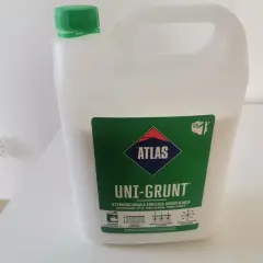Biały kanister z zieloną nakrętką zawiera emulsję gruntującą Atlas Uni-Grunt. Idealny do przygotowania podłoża pod tynki i farby.