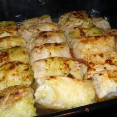 Gołąbki pieczone w piekarniku, złociste i apetyczne. Idealny czas, by sprawdzić, ile pieczemy gołąbki w piekarniku, by były perfekcyjne.