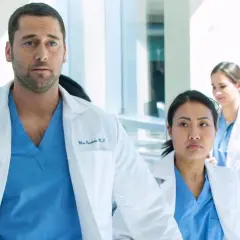 Max Goodwin und sein Team eilen durch die Gänge im Krankenhaus. Staffel 5 von New Amsterdam verspricht Spannung.