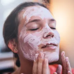 Naturalne odmładzanie cery: Babcine sposoby na blask i jędrność