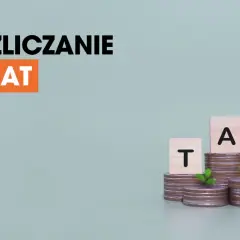 Rozliczanie strat z lat ubiegłych. Stosy monet z literami T, A, X.