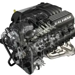Silnik 6.4L HEMI, serce potężnego Hellcata, ukazany w przekroju, z widocznymi elementami układu rozrządu i dolotowego.