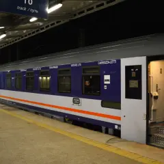 Pociąg kraków - kołobrzeg sypialny na peronie. Wagon z napisem "CARROZZA-LETTI" i ikoną łóżka zaprasza do podróży.
