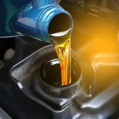Hälls ny olja i bilen. Frågan är hur ofta ska man byta olja i bilen för att motorn ska må bra.