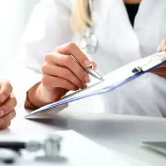 Rehabilitacja a rezonans magnetyczny NFZ: Kto wystawi skierowanie?