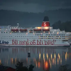 Prom Stena Line "Bli med og bli blid!" płynie po wodzie. Podróż z Polski do Szwecji trwa wiele godzin.