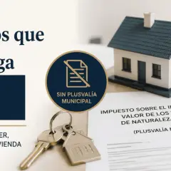 Maqueta de casa, martillo de juez, calculadora y llaves sobre documentos.