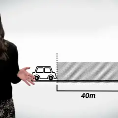 Frau erklärt die Bremsen Formel mit einem Auto, das 40m vor einem Hindernis stoppen muss.