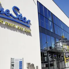 Das Cineplex Remscheid mit seinem Schriftzug "So macht Kino Spaß" und einer modernen Glasfassade.