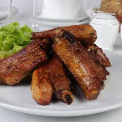 Jakie surówki do żeberek w miodzie, które zaskoczą Twoich gości?