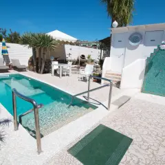 Piscina e doccia esterna in un'area relax, ideale per chi cerca "park hotel la villa ischia recensioni" per una vacanza indimenticabile.