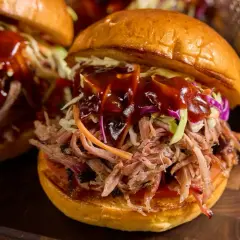 Saftig pulled pork kamado-burgare med krispig coleslaw och BBQ-sås. En riktig smakupplevelse!