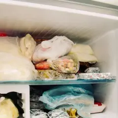 Congélateur rempli de sacs de nourriture. Si la nourriture commence à dégeler, c'est un signe pour savoir comment détecter une panne de congélateur.