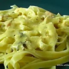 Tagliatelle z kremowym, bogatym sosem serowym, idealnym do makaronu.