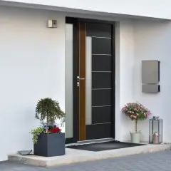 Nowoczesne drzwi zewnętrzne z przeszkleniem i drewnianym akcentem. Czy drzwi zewnętrzne można odliczyć od podatku? Zapytaj doradcę.