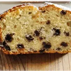 Fetta di torta soffice con gocce di cioccolato, un dolce con albumi perfetto per la colazione o la merenda.