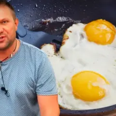 Mężczyzna opowiada o jajko sadzone przepis, obok smażą się dwa jajka na patelni.