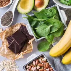 Bananen, Spinat, Avocado, Schokolade, Chiasamen und Bohnen – diese magnesiumhaltigen Lebensmittel sind eine gesunde Wahl.