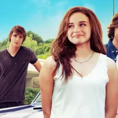 Elle, Noah i Lee – główna obsada The Kissing Booth – pozują na tle słonecznego dnia.