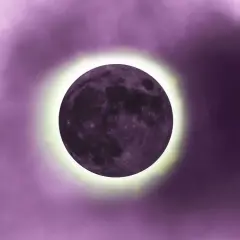 Luna nueva en tonos morados, con un halo brillante. Representa el inicio de ciclos y el luna nueva significado espiritual.