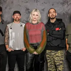 Pięciu członków zespołu Linkin Park pozuje do zdjęcia na tle szarej ściany.