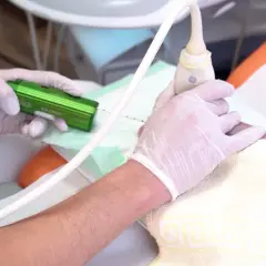 Brustbiopsie mit Magnum-Gerät. Die meisten Ergebnisse bei einer Biopsie der Brust sind gutartig.