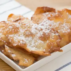 Orejas de carnaval receta gallega, crujientes y espolvoreadas con azúcar glas, listas para disfrutar.