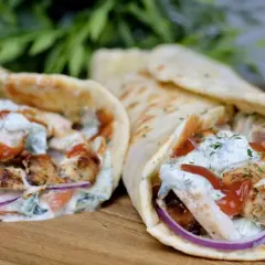 Dwa pyszne gyrosy z kurczakiem, warzywami i sosem, gotowe do podania. Idealny gyros przepis na szybki obiad.