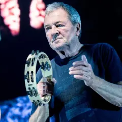Ian Gillan, wokalista Deep Purple, gra na tamburynie podczas koncertu.