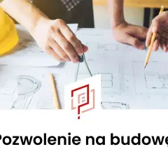Ręce kreślące plany budowlane z cyrklem i ołówkiem, żółty kask budowlany.