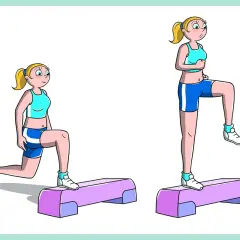 Ragazza che esegue esercizi step: affondo e sollevamento ginocchio. Allenamento efficace per gambe e glutei.