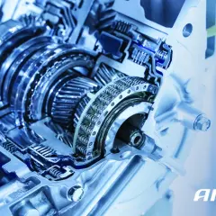 Przekładnia automatyczna Aisin w przekroju, ukazująca skomplikowane mechanizmy i zębatki.
