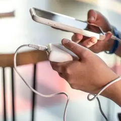 Czy powerbank można zabrać do samolotu Wizz Air? Poznaj zasady i ograniczenia