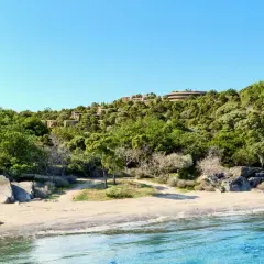 Piękna plaża i zielone wzgórza z zabudowaniami. Marzysz o wakacjach? Sprawdź, gdzie są najtańsze mieszkania za granicą, by poczuć ten klimat!