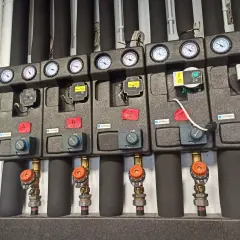 System do czyszczenia instalacji wodnej w domu: rozdzielacz z manometrami, zaworami i pompami.