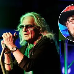 Rockman z długimi włosami i okularami śpiewa do mikrofonu. Obok w okrągłym kadrze widać twarz ewki w kapeluszu.