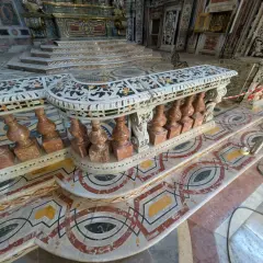 Interno di chiesa con pavimenti e balaustre decorate con vari tipi di marmi antichi, in stile barocco.
