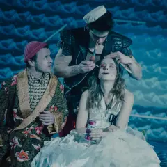 Aktorzy w teatrze przygotowują się do spektaklu. Zastanawiasz się, ile trwa spektakl w teatrze?