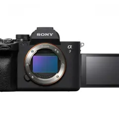 Czarny aparat bezlusterkowy Sony Alpha 7 z wysuniętym ekranem. Idealny do tworzenia rankingu aparatów bezlusterkowych.